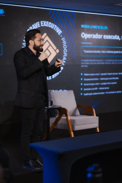 Apresentador conduz uma atividade diante do telão do BEP.