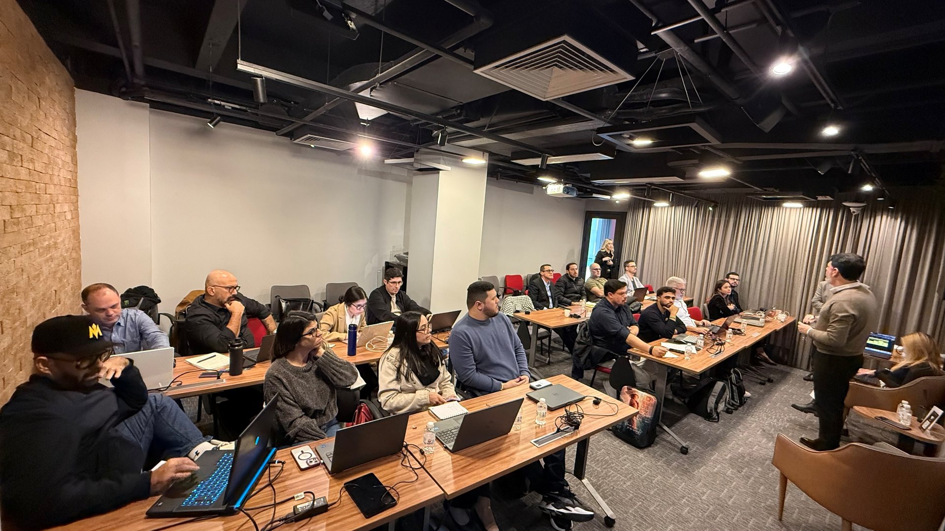 Empresários e especialistas em encontro presencial da Brave.